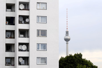 Berlin Moritzplatz, Blick auf ein Hochhaus mit Antennen auf dem Balkon, im Hintergrund der...