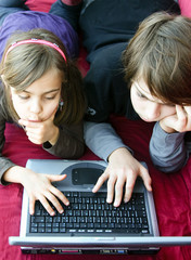 enfants tapant sur le clavier de l'ordinateur