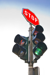 Ampel mit Stopschild