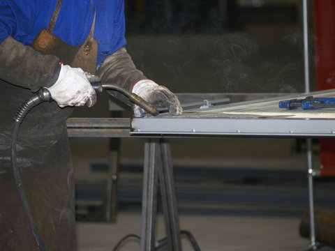 Trabajador prepar&aacute;ndose para soldar