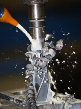 Lubricando una broca industrial mientras trabaja
