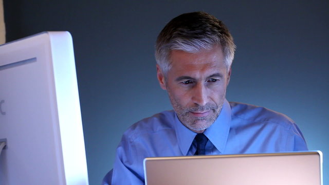 gute nachricht erfolg mann am computer