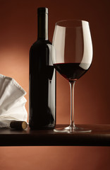 bicchiere di vino rosso con bottiglia