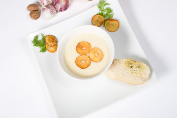 Knoblauchcremesuppe mit gebratenen Knoblauchscheiben
