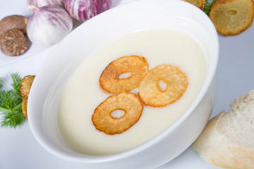 Knoblauchcremesuppe mit gebratenen Knoblauchscheiben