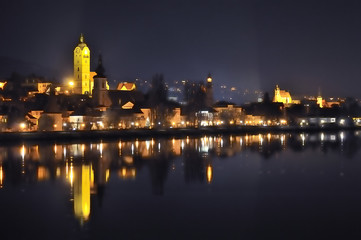 Fototapeta na wymiar oświetlony malownicze miasto nad Dunajem