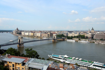 Obraz premium Budapest Chain Bridge over Danube and cruise ship