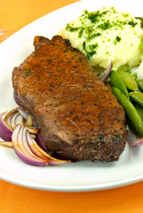 Roastbeef Steak mit Roten Zwiebeln, Kartoffeln,grünen Bohnen
