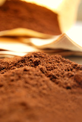 Kaffeepulver und Kaffeefilter