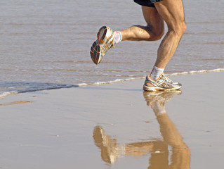 Hombre corriendo por la playa