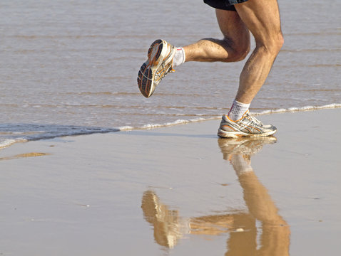 Hombre corriendo por la playa