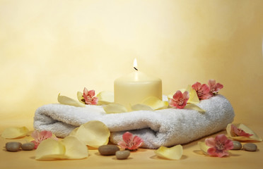 Fototapeta na wymiar Kerze mit Handtuch und Blüten