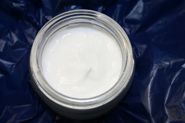 Creme im Tiegel