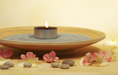 Schale mit Kerze und Blumendeko