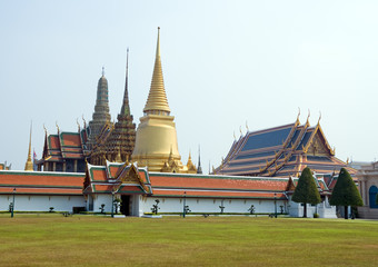 Fototapeta na wymiar Stup Wat Phra Kaew