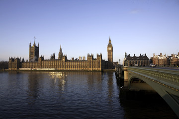 Fototapeta na wymiar Parlament from Westminster Bridge across Thames River