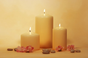 Fototapeta na wymiar Trzy świece z dekoracją