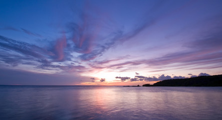 paars blauwe zee zonsondergang