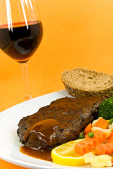 Roastbeef Steak mit Brokkoli,Karotten und Rotwein