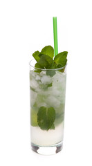 Einzelner Mojito mit Minze Blättern vor weißem Hintergrund