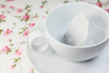 Porzellan Tasse mit Teebeutel
