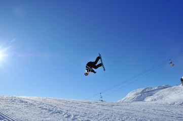 Naklejka na ściany i meble Aeroski: upside down snowboarder