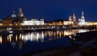 Obraz premium Ribera del Elba nocturna, Dresde