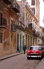 Afwasbaar Fotobehang Cubaanse oldtimers Klassieke auto wacht