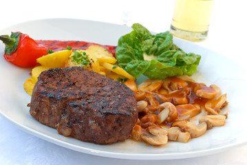 Rinder-Filet mit Champignons,Ei,Bratkartoffeln, und Paprika