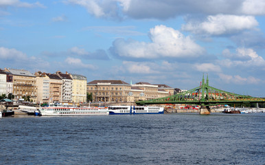 Fototapeta premium Budapest Danube skyline, Freedom Bridge