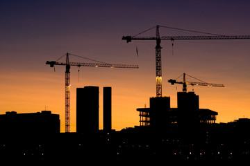 Baukr&auml;ne mit Abendrot