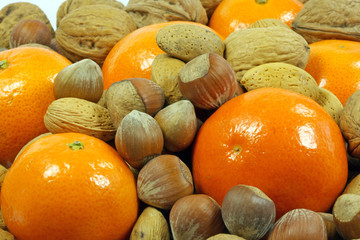 Mandarinen und Nüsse