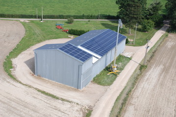 Energies renouvelables, panneaux solaires sur toit de b&acirc;timent