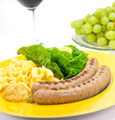 Bratwurst  mit Nudeln,Salat