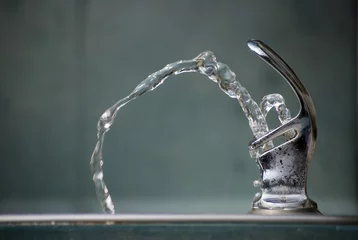 Crédence de cuisine en verre imprimé Eau Water Flowing from Drinking Fountain