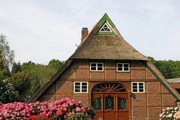 Fototapeta na wymiar Thatched dom w Ammerland Three Bergen, Niemcy
