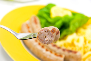 Bratwurst  mit Nudeln,Salat