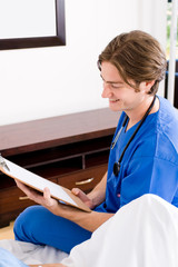 Obraz premium young doctor visiting paitent