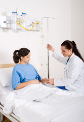 Obraz premium doctor helping patient with i.v drips