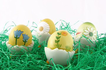 Ostereier in Eierbecher