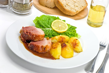 Schweinebraten mit Bratkartoffeln  und Baguette