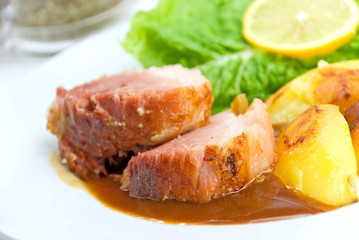 Schweinebraten mit Bratkartoffeln