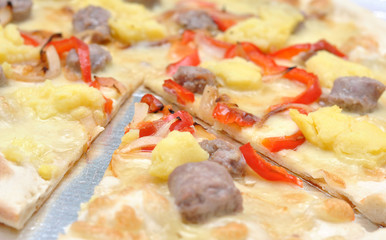 pizza con mozzarella, salsiccia, patate e peperoni