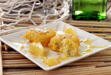 Croquetas de papa con atún en salsa de piña. México