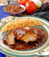 Mole con pollo y arroz rojo. México