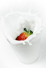 Glas Milch mit Erdbeere