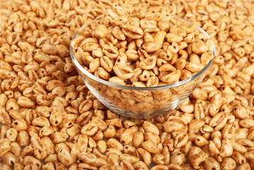 Popped wheat grains in cup