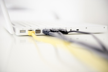kabel mit laptop verbunden