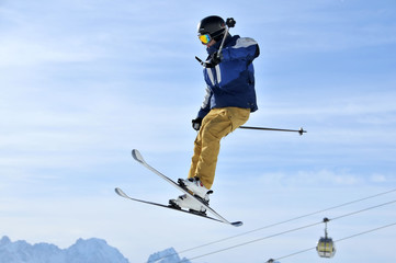 Aero-ski: skier performing a full turn