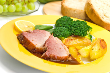Schweinebraten mit Bratkartoffeln und Brokkoli